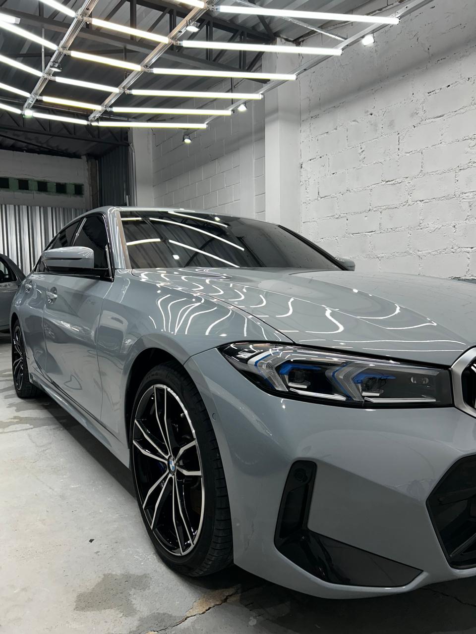 BMW cinza com pintura polida e brilho espelhado após polimento técnico no HP Studio Automotivo, Sorocaba