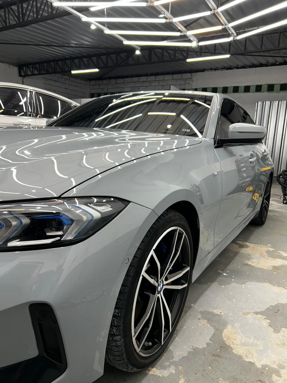 Detalhe da lateral de BMW cinza após polimento técnico de pintura em Sorocaba