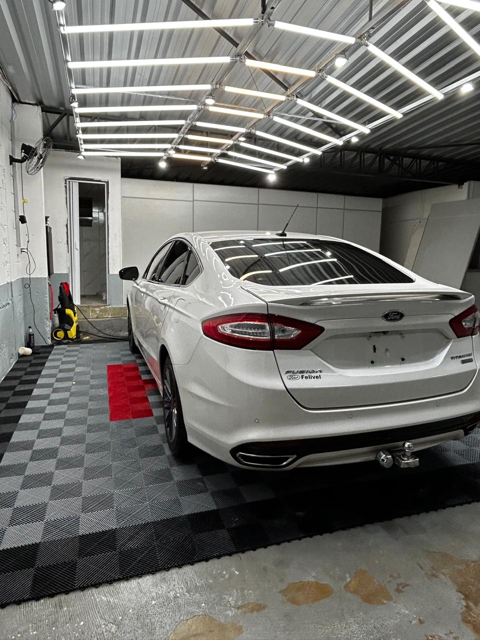 Ford Fusion branco com acabamento espelhado após vitrificação de pintura no HP Studio Automotivo