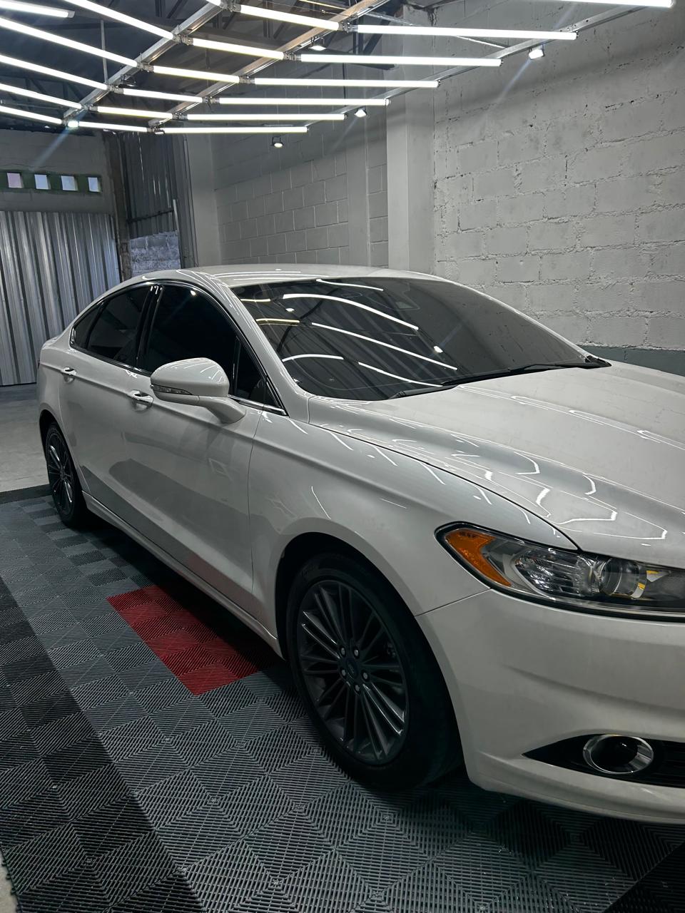 Lateral do Ford Fusion branco com brilho intenso após proteção cerâmica da pintura