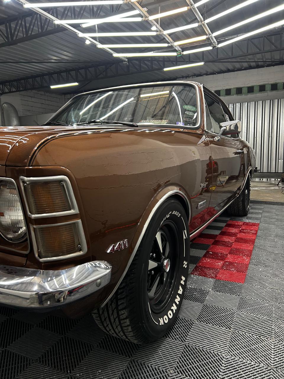 Chevrolet Opala marrom antigo com pintura polida e rodas em destaque — carros clássicos em Sorocaba
